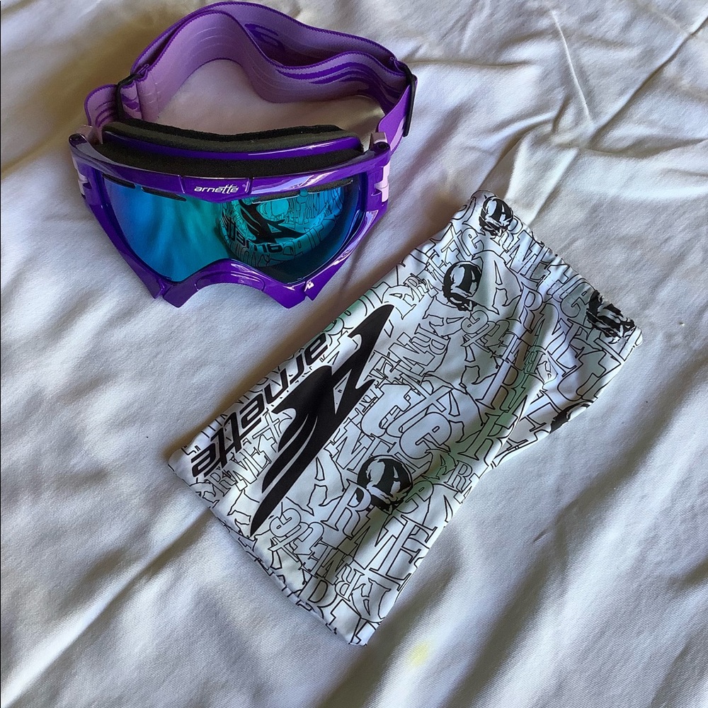 Snowboarding goggles